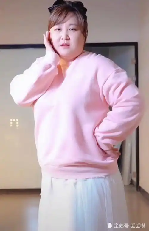 贾玲粉装跳舞,胖的好有喜感.