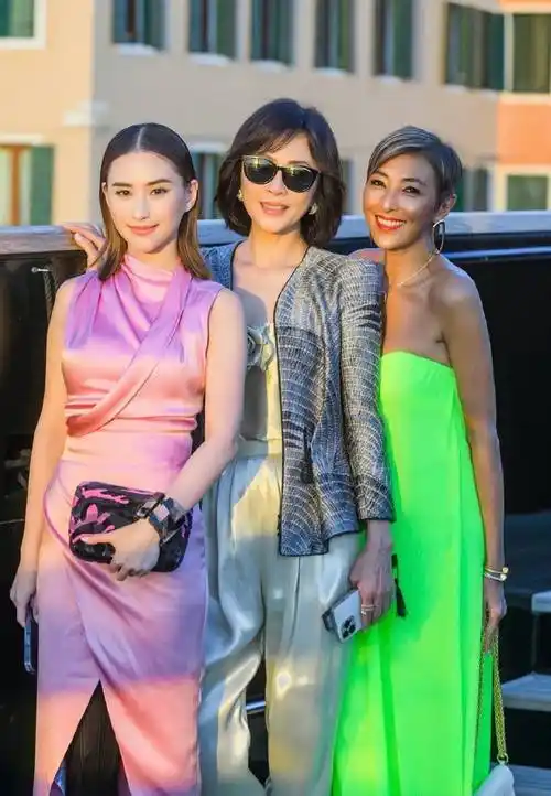 这是刘嘉玲夫妇与朋友聊天的照片.这是梁朝伟夫妇上落游船的照片.