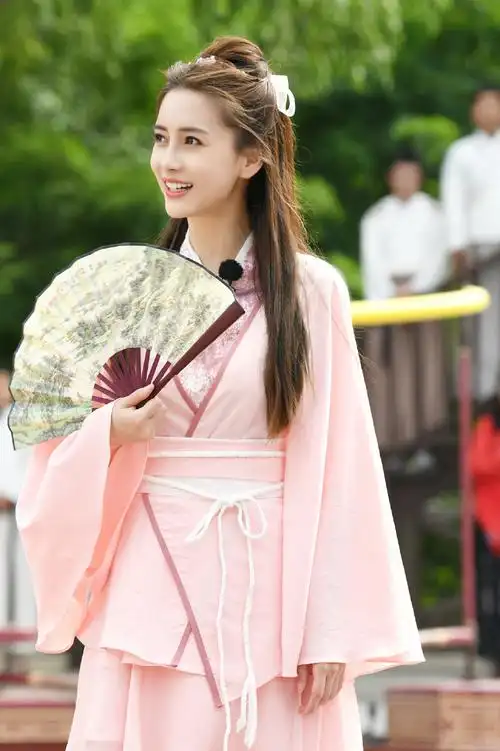 简介:angelababy《奔跑吧》古风粉裙剧照图片,分享一组angelababy图片