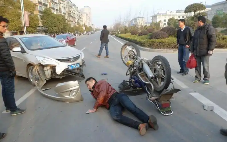 走路闯红灯被车撞了谁的责任人行道闯红灯出车祸责任划分