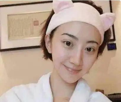 郑爽卸妆80分,周冬雨卸妆85分,景甜卸妆90分,她才刚及格