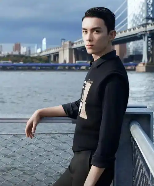 朱正廷和蔡徐坤私下关系还不错,团队利用两人炒作,被后者警告了_吴磊