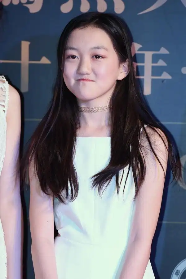 41李嫣穿白裙亮相慈善晚宴!李亚鹏:她带着上帝的使命而来(图)