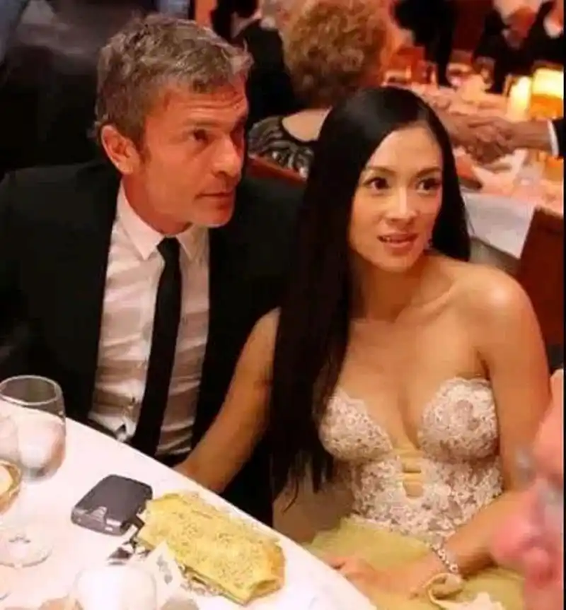 08年,章子怡成功和大自己14岁,身价47亿美元的vivi订婚,12克拉的钻戒