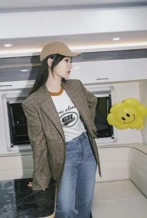 杨紫情人节晒照,穿格纹西装搭配蓝色牛仔裤,时尚又减龄