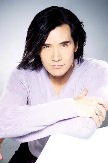 费翔的本名为kris phillips,所谓"费"这个姓是音译而来--费翔,取其