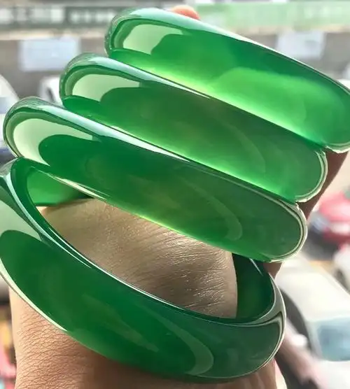 帝王绿翡翠40亿原石_帝王翡翠原石鉴定方法_缅甸翡翠帝王绿原石