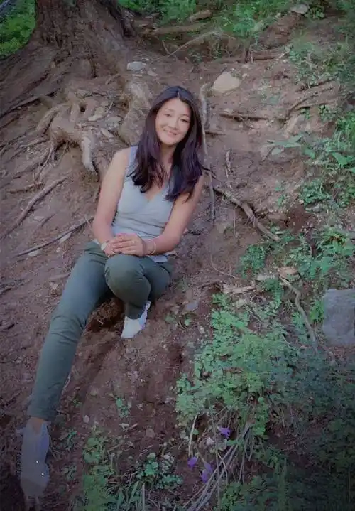 的降央卓玛,实在是太令人意外了,穿着一件灰色的深v背心大秀好身材