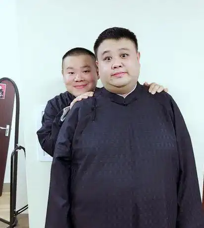 岳云鹏和孙越合照的宗旨自己使劲凹造型然后拍丑孙越