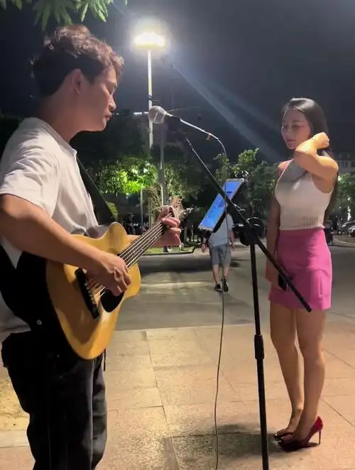 小伙街头翻唱《驿动的心》,小姐姐听得不愿走了
