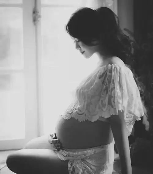 明星,演技不在话下,可她在怀孕期间的各种打扮成为穿搭模板简单又时尚