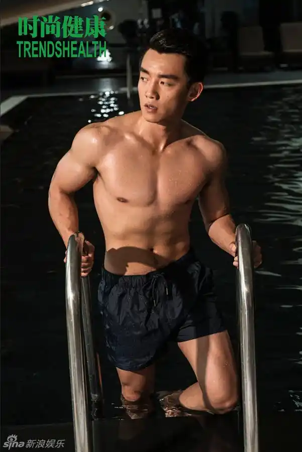 郑恺难得地湿身半裸出镜,秀出完美身材和健康肤色,有力的手臂与腹肌