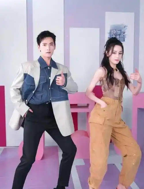 原创迪丽热巴罕见晒男装照花衬衫配工装裤腿长比例实名羡慕