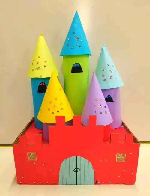 废旧物品巧变童话小屋的神奇之旅