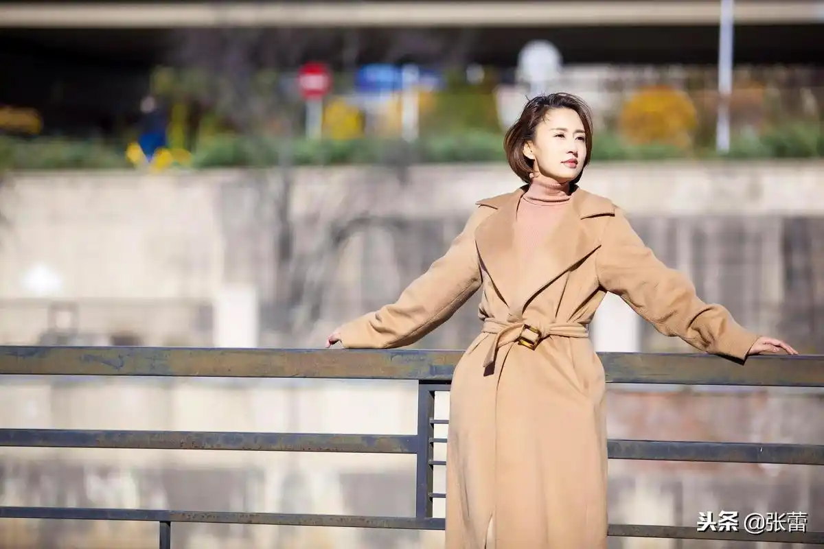 央视魅力女主持人张蕾美照,时尚美丽,气质优雅.