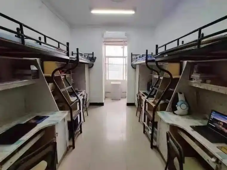 这是南昌工学院老宿舍翻新前照片,翻新后 - 抖音