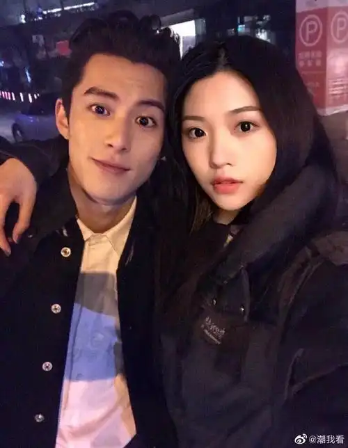 的老婆我,必须拥有姓名▼刘昊然的老婆们绝不认输▼今天他为我打伞