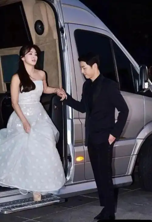 韩国百想艺术大赏宋仲基颗粒无收,深情凝望前妻宋慧乔,粉丝破防