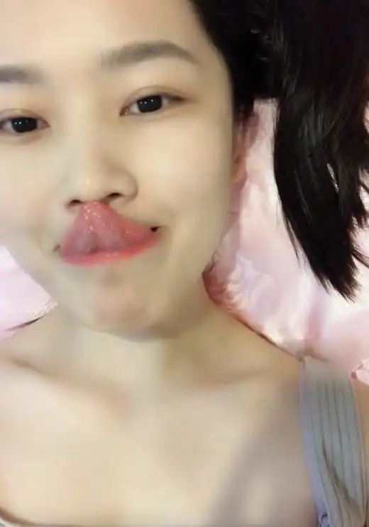 而这猛炸天的舌头舞也让许多网友每晚痴痴等待她上传新视频,也