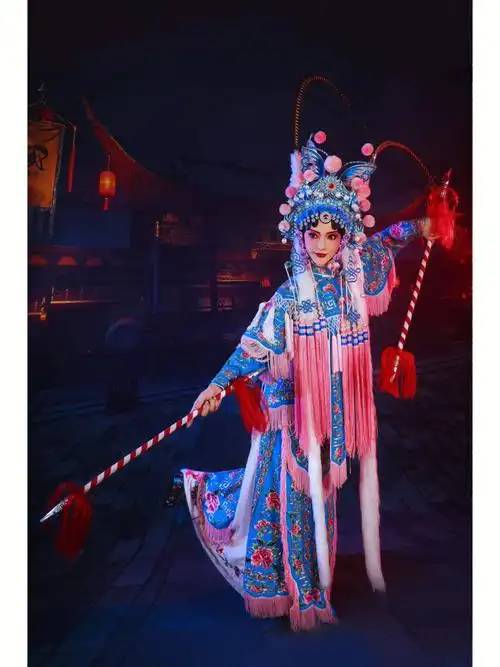 梁山三位女将之一,武功不错,善使日月双刀,更有用绳套的绝技,阵前用绳