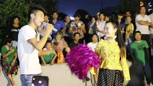 残疾彝族小伙户外演唱《东山美人》深情动听,醉人心扉