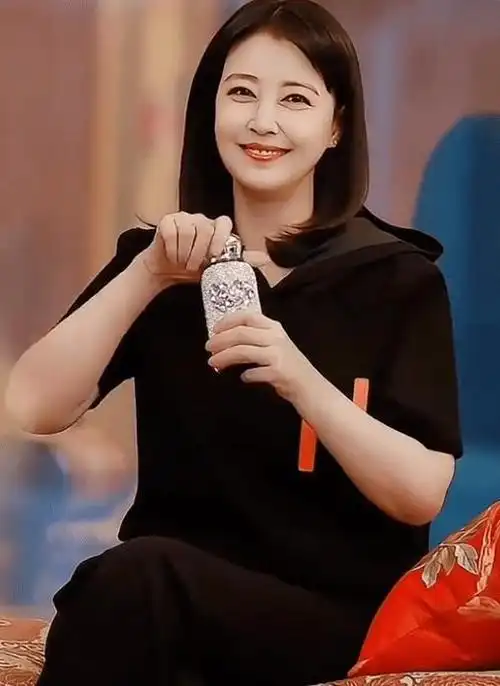 57岁周海媚最新照片曝光,眼袋突出老态显露,幽默回应被喊奶奶