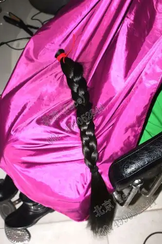 乌黑油亮的大辫子沉甸甸的,发质柔软,顺滑,特别好梳理,不打结,这位