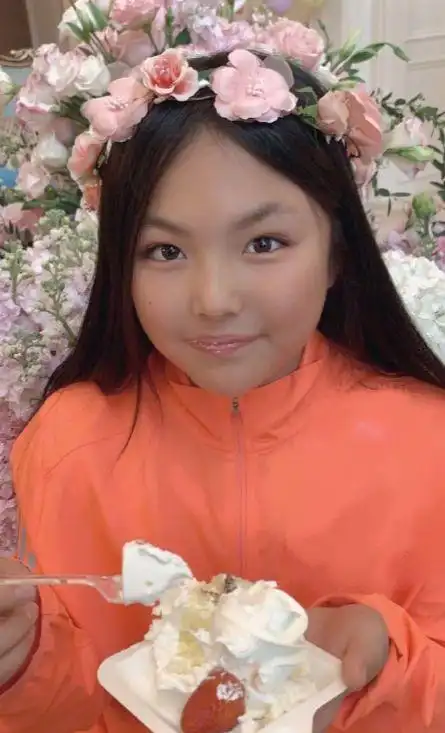 李湘女儿最新近照胖乎乎有福气,12岁王诗龄的苹果肌好可爱