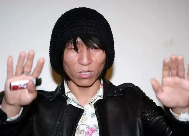 陈羽凡被疑情变,当街狂甩女友手两次,表情不耐女方贴上来也不理