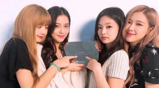 组合由lisa,jennie,jisoo,rosie组成,是人数较少的四人女团