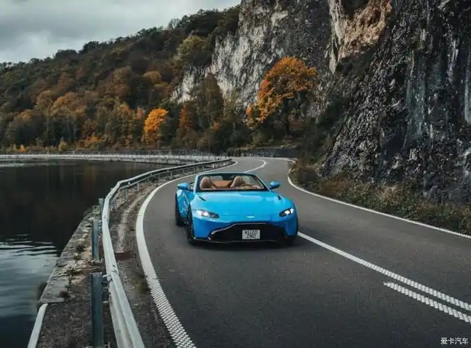 这样蓝色的这一枚蓝色的小跑车,在路上自由奔跑.-爱卡汽车网论坛