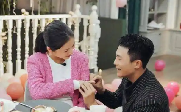 王灿晒杜淳视角全家福庆首个母亲节,深情表白女儿:足够爱你_开心_超大