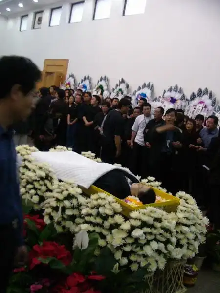 图文:牛振华追悼会-(灵堂内的遗体)