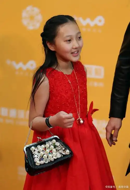 曾经的童星陆子艺,因为在6岁的时候被成龙大哥抱着上了春晚,引起了