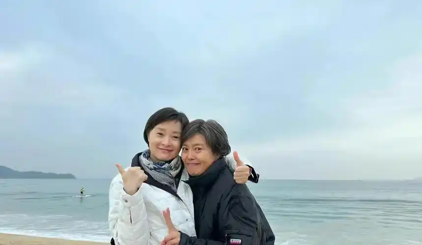 50岁吴越和63岁丁嘉丽海边游玩,闺蜜俩热情相拥,丁嘉丽老得好快