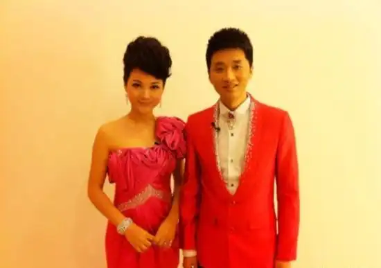 【图】主持人周群老公罗彬结婚照流出 二人同为低调主持人