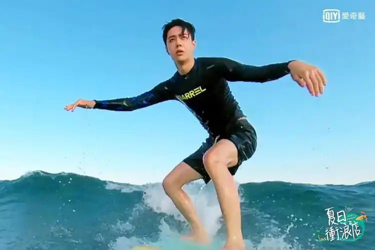 王一博化身冲浪少年.