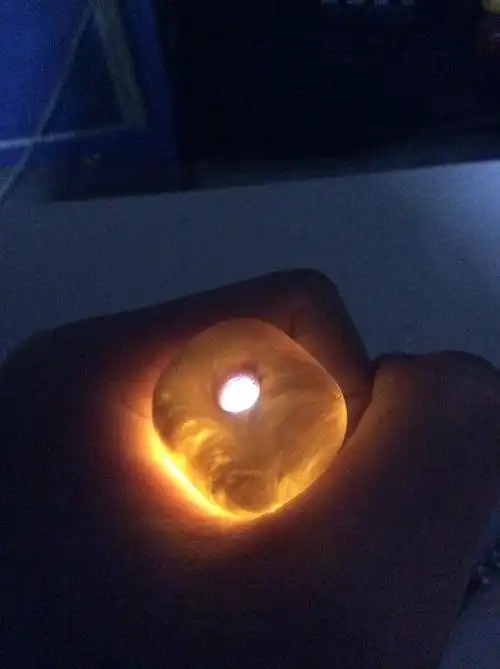 蜜蜡用手机灯光鉴别,灯光下蜜蜡真假对照图