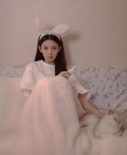 陈瑶晒生活照白t恤配裙子简约甜美抱着猫咪拍照好有爱