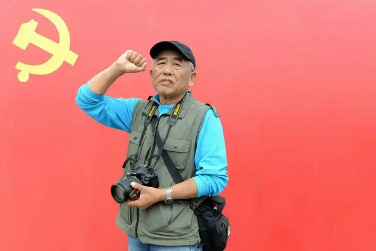 友谊在党旗下宣誓