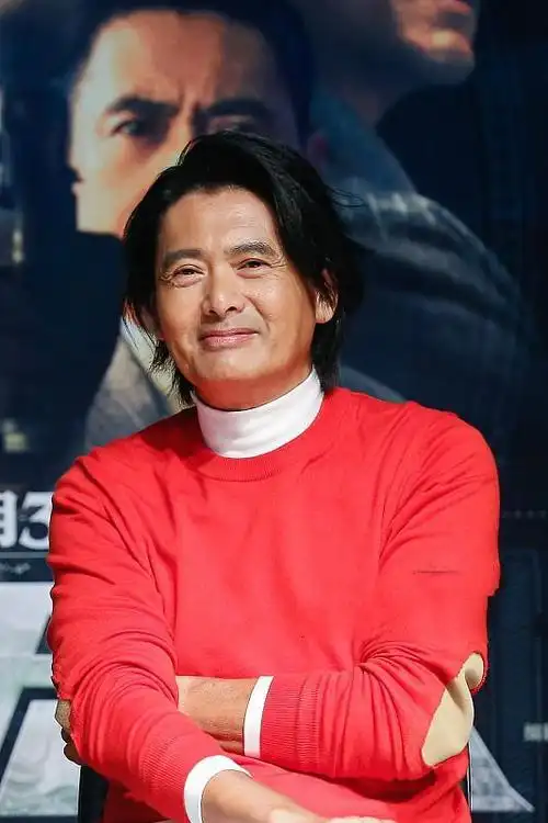 63岁周润发现身新电影发布会露齿大笑不惧皱纹红衣白裤显精神