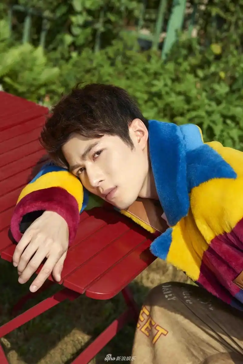 组图:陈学冬登杂志9月刊封面 红绿撞色搭配演绎初秋时尚