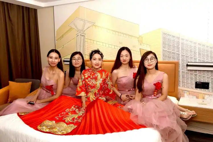 伴娘和新娘在屋里拍照呢!