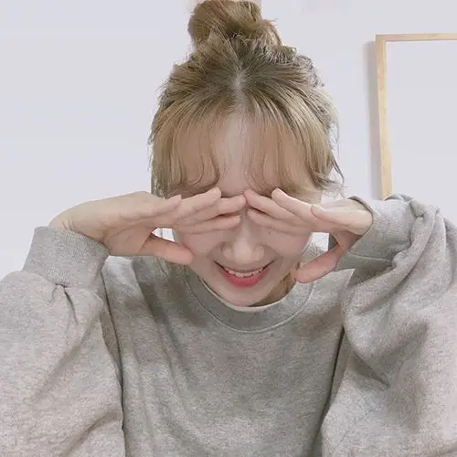 女头 整洁 遮脸 丸子头