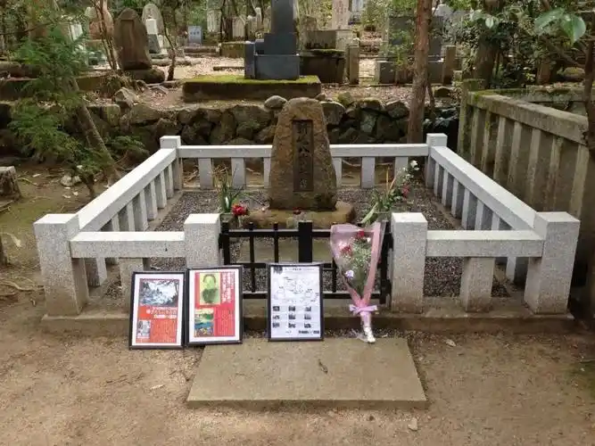 如今在京都的同志社墓园,八重墓的左边是丈夫,而右边是哥哥 至今依然