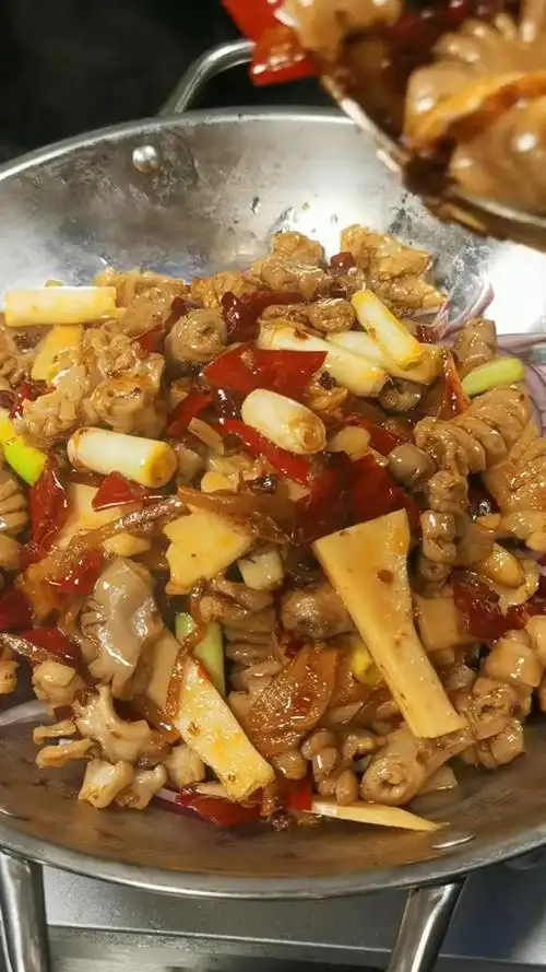 脆肠很多人都不知道怎么做更好吃试试这道干锅脆肠吧