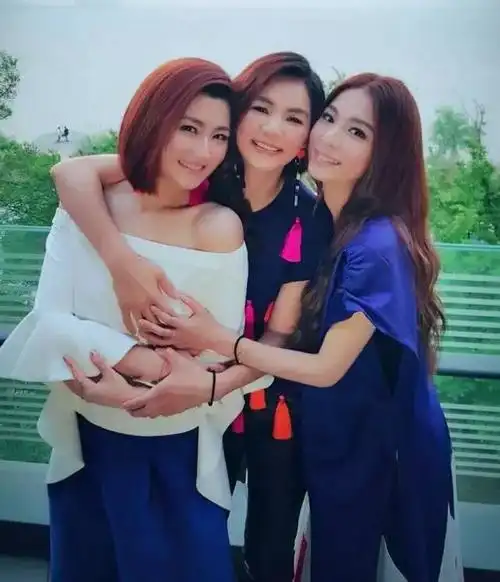 田馥甄和任家萱全程陪ella产子,产房同唱美丽新世界,泪目!