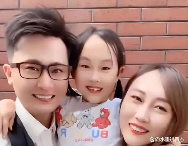 央视主持人杨帆娶平凡妻子今42岁成人生赢家家庭幸福美满