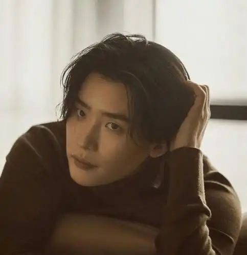 帅气韩国欧巴李钟硕颜值回归,个人ig 晒短发时尚新照!