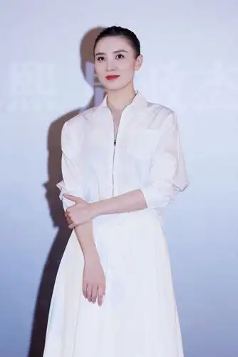 宋佳出席电影风平浪静首映礼与章宇现场上演贴耳杀